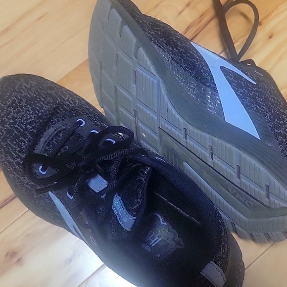 Brooks - Picture 3 of 3